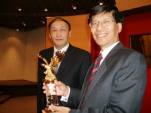 Professor Yang Wei (left) presented souvenir to Professor Kenneth Young.