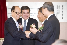 Dr Li Ka-shing shares a relaxing moment with Dr Edgar Cheng, Council Chairman of CUHK, after the opening ceremony, while Mr Anthony Wu, Chairman of the Hospital Authority (second from the left) and Professor Tai-fai Fok, Dean of the Faculty of Medicine of CUHK, look on (far right).