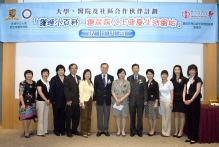 Professor Diana Lee, Director of the Nethersole School of Nursing, CUHK (5th left); Professor Fok Tai Fai, Dean of the Faculty of Medicine, CUHK (6th left); Miss Lily Chung, Cluster General Manager (Nursing) of the New Territories East Cluster (6th right) and Dr Fung Hong, Cluster Chief Executive of the New Territories East Cluster, Hospital Authority (5th right) officiate at the launch ceremony.