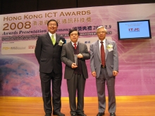 Professor Zhang Yuan-ting receives the Gold Award from Ir. SW Cheung (right), Vice President of Hong Kong Science & Technology Parks Corporation, and Professor KF Wong (left), President of Hong Kong Information Technology Joint Council