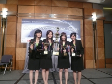 The GBS team receiving its award at the KPMG Business Administration Paper 2008. From left: Leung Ka-Yan, Chan Siu-Kuen Oliver, Chik Wing-Ki Ruby and Hui Lai-Ling Lily