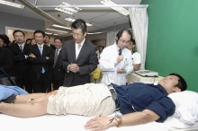 Demonstrating acupuncture