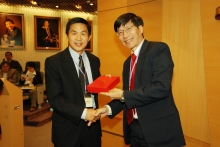 Prof. Kenneth Young, Pro-Vice-Chancellor, CUHK presents a souvenir to Prof. Wang Fahui, keynote speaker of the conference