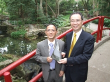 Prof. Chu Lee-man (right) and Mr. Benny Tam