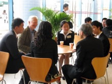 马一鸣同学（面向镜头者）向诺贝尔经济学大师莫理斯教授请益