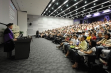 The lecture is warmly received by six hundred guests