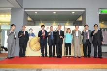 (From left):
Professor Peter T.S. Yum, Dean, Faculty of Engineering, CUHK;
Professor Henry N.C. Wong, Pro-Vice-Chancellor, CUHK;
Professor Kenneth Young, Pro-Vice-Chancellor, CUHK;
Professor Ambrose Y.C. King, Former Vice-Chancellor, CUHK;
Professor Lawrence J. Lau, Vice-Chancellor, CUHK;
Lady Mirrlees, wife of Professor Sir James A. Mirrlees, Nobel Laureate in Economic Sciences 1996;
Professor Chen-ning Yang, Distinguished Professor-at-Large, CUHK;
Professor Andrew Chi-chih Yao, Distinguished Professor-at-Large, CUHK; and 
Professor Pak-chung Ching, Pro-Vice-Chancellor, CUHK