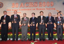 Prof. Lin Hui (3rd right) at the AARS Outstanding Contribution Prize Presentation Ceremony