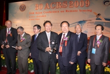 Academician Li Deren (3rd right), former president of Wuhan Technical University of Surveying and Mapping (Prof. Lin Hui’s Alma Mater), congratulating Prof. Lin on being awarded the Outstanding Contribution Prize