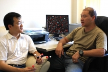 Prof. Liu Renbao (right) of the Department of Physics, CUHK, and Prof. Du Jiangfeng of USTC