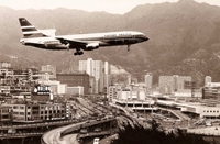 1975年9月2日，国泰首架洛歇超级三星式 (Lockheed L1011 TriStar) 客机在九龙城上空低飞，准备降落启德机场。当天，前港督麦理浩爵士及多名社会贤达皆有出席在机场的新飞机抵港欢迎仪式。三星式飞机设有三台引擎：第一、二台引擎分别悬挂在飞机的左、右主翼下，而第三台引擎则安装于尾翼前，适合中、短程航行用途。