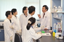 Prof. Joseph Sung passes on his experience to future doctors at the laboratory