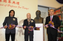 Professor Jao Tsung-i (middle), Professor Wu Weishan (left) and Professor Lawrence J. Lau officiate at the bust unveiling ceremony