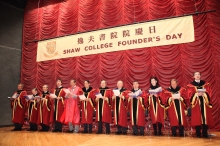 Prof Joseph Sung, Head of Shaw College (4th left), Prof. Arthur K.C. Li, Guest of Honour (5th left), Prof. Yang Chen-Ning, Distinguished Professors-at-Large (6th right) and College Trustees including Prof Ma Lin, Chairman of Board of Trustees (6th left) , Mr. Lee Woo-Sing, 1st Vice-Chairman of Board of Trustees (5th right) and Mr. Clement S.T. Fung , 2nd Vice-Chairman of Board of Trustees (3rd left) singing the College song