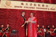 Prof Joseph Sung presenting a souvenir to Prof Arthur K.C. Li (right)