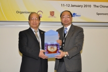 Pro-Vice-Chancellor Prof. Henry Wong (right) presents a souvenir to Academician Tong Qingxi