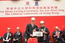 Prof. Lawrence J. Lau presents a souvenir to Dr. Alice Piera Lam Lee Kiu-yue