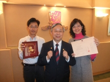 From left: Mr. Luk Yiu-wing, Prof. Kwan Hoi-shan and Mrs. Chan Tsoi Yuk-yin
[Pins worn by Professor Kwan: 1975 CUHK graduate (left), 2009 Long Service Award (right)]