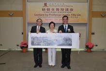 Prof. Lawrence J. Lau, Vice-Chancellor of CUHK, presents a souvenir to Professor and Mrs Justin Yifu Lin