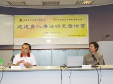 Mr Shum Kwok-ka (left), a volunteer of the trial study on Dejian Mind-body Intervention and Professor Agnes Sui-yin Chan, Department of Psychology, CUHK