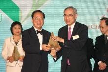 CUHK Vice-Chancellor Prof. Lawrence J. Lau receives gold sectoral award at HKAEE
(Photo courtesy: Environmental Campaign Committee)