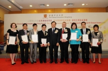 2009年度校长模范教学奖颁奖典礼(左起):
文学院英文系Jane JACKSON教授,
工商管理学院巿场学系陈志辉教授,
教育学院体育运动科学系夏秀祯教授,
工程学院计算机科学与工程学系黄子洋博士,
中大署理校长华云生教授,
法律学院何世勋教授,
医学院那打素护理学院周柏珍教授,
理学院化学系吴基培教授,
社会科学院社会工作学系马丽庄教授