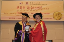 CUHK Vice-Chancellor Professor Lawrence J. Lau presents a souvenir to Professor Ignarro