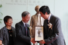 Prof. Joseph Sung presents a souvenir to Professor Sir Charles Kao and Lady Kao