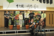 Dr. Hu Shiu-ying and Mr. George Jor, Convenors of CU Tree Project (front row), pictured with officiating guests