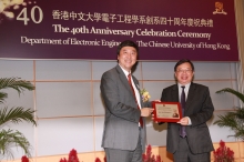 Prof. Joseph Sung presents the Distinguished Alumni Award to Mr. Wai-kwong Lee (right)