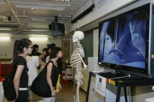 中学生参观生物医学学院展馆，对展品甚表兴趣