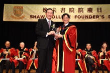 Prof. Andrew C.F. Chan (right), Head of Shaw College, presents a souvenir to Mr. Peter Wong Tung-shun, Chief Executive Asia-Pacific of The Hongkong and Shanghai Banking Corporation Limited, Guest of Honour of its Silver Jubilee Celebration Ceremony.