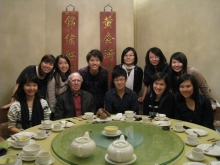 Sir David Akers-Jones (second left, first row), former Chief Secretary of the Hong Kong Government, takes a photo with his mentees.