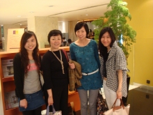 Mrs. Elsie Hui (second left), HR Director, North Asia of Jones Lang LaSalle and her mentees.