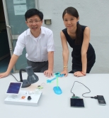 Prof. Xudong Xiao (left) and Prof. Quan Li of the Department of Physics at CUHK demonstrate the application of CIGS thin film solar cells.