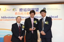 Prof Kenneth Young and Prof Kwan Hoi Shan present a souvenir to Dr. Ho Yuk Yin.