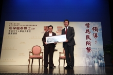 Prof Joseph Sung, Vice-Chancellor, CUHK (right) presents a souvenir to Dr the Honourable Rita Fan Hsu Lai-tai