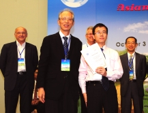 Dr. Chen Fulong (front row, right) with international review committee members at the award presentation ceremony