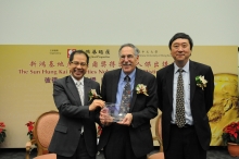 Mr. Patrick Chan Kwok-wai (left), Executive Director and Chief Financial Officer, SHKP, and Prof. Joseph Sung (right), Vice-Chancellor, CUHK, present a souvenir to Prof. Peter Diamond.