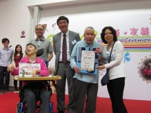 Professor Sung presents souvenirs to representatives of the beneficiaries.