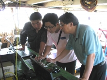 Professor Pan (right) was leading project team members in collecting field data of marine environment parameters during a sea area investigation near Hong Kong.