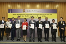 A group photo of guests after the presentation of souvenirs.