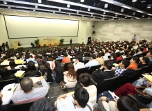 The lecture draws a full house of 500 audience.