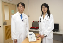 Prof. Philip Kam Tao LI, Chief of Division of Nephrology and Honorary Professor, Department of Medicine and Therapeutics (left) and Prof. Bonnie Ching Ha KWAN, Associate Professor, Division of Nephrology, Department of Medicine and Therapeutics, CUHK show the bioimpedance spectroscopy.