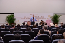 Prof. Zimbardo interacts with audience in the Q&A session.