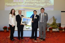 Dr. Vincent Cheng presents a souvenir to Dr. & Mrs. Alex Yasumoto.