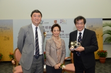 Ms. Cynthia Mong, Director of Shun Hing Electronic Trading Co. Ltd. (middle) and Prof. Joseph Sung, Vice-Chancellor and President of CUHK (left) present a souvenir to Prof. Tu Weiming.