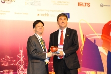 Prof. Gordon Cheung, APAIE President and Associate Pro-Vice-Chancellor of CUHK, presents a souvenir to thank Prof. Joseph Sung, Vice-Chancellor of CUHK, for delivering a keynote address.