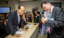 Professor Dennis Lo Yuk-ming, Li Ka Shing Professor of Medicine, CUHK, presents to Mr Li on the latest medical research development in cancer testing.