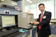 Prof. Allen K.C. Chan introduces the ‘Real-time q-PCR Machine’ which is able to screen a hundred blood samples at one time and generate results within 2 hours.